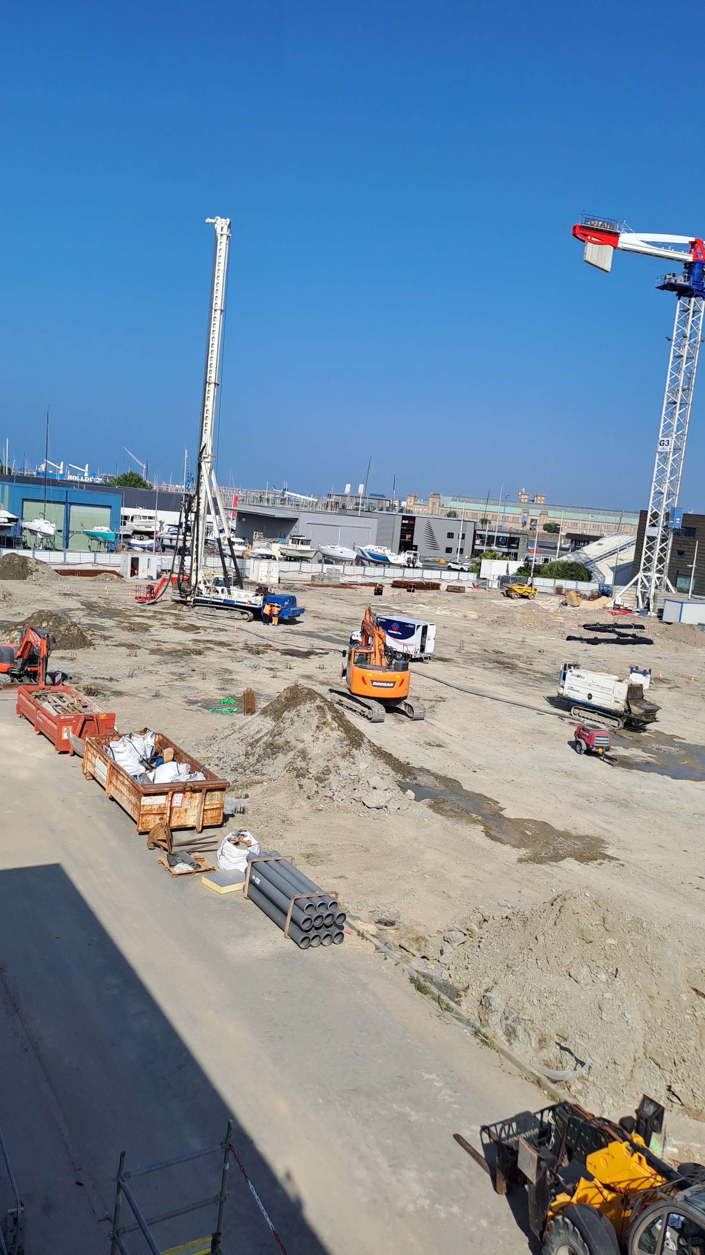 Chantier de fondations en cours, grue et engins de terrassement