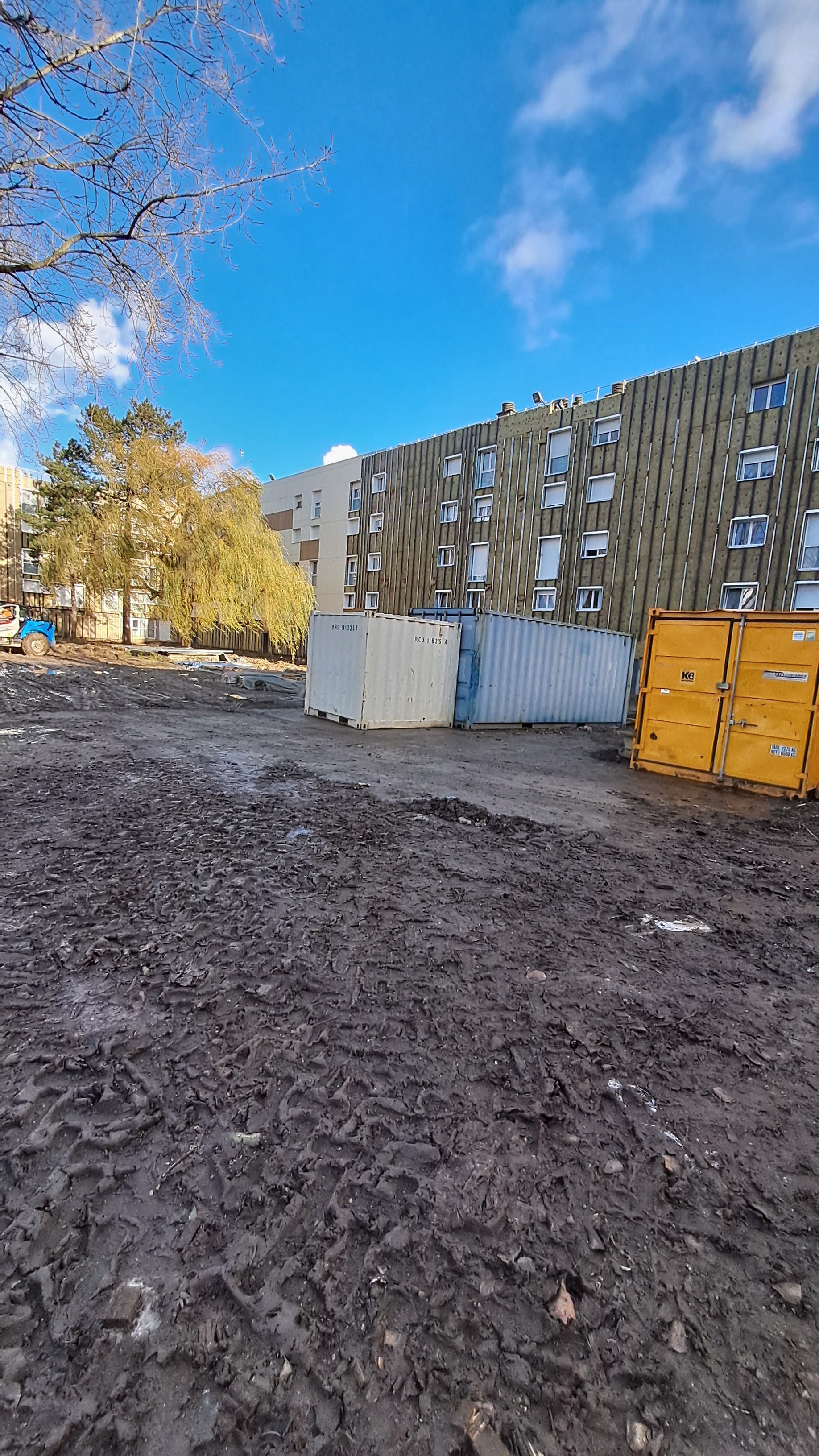 Immeuble de logements en cours de réhabilitation, base vie installée au pied du bâtiment